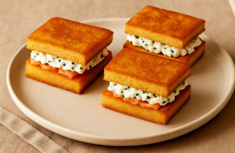 Mini croque-monsieur à la truite fumée, fromage frais, ail et fines herbes