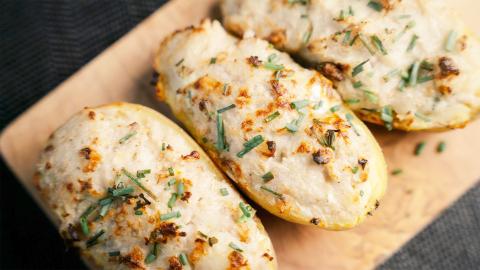 Pommes de terre farcies avec bleu et poire