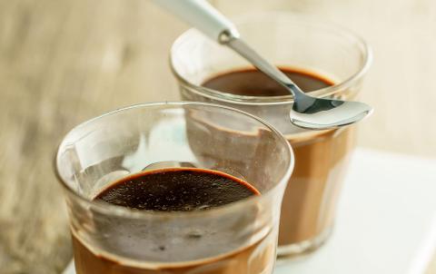 Petits verres de crème au chocolat noir