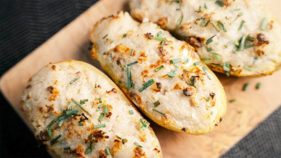 Pommes de terre farcies avec bleu et poire