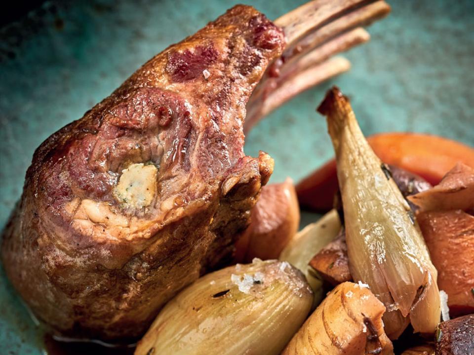 Côtes d’agneau au coeur coulant fromager, légumes oubliés